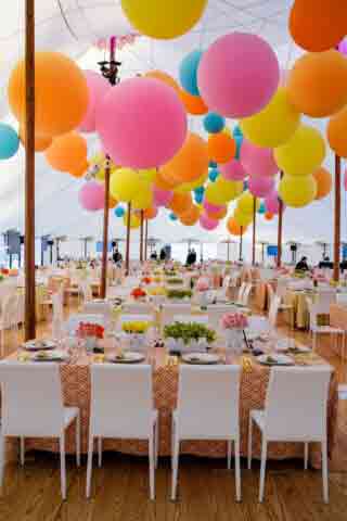 Balloons are very useful for decorating your wedding.