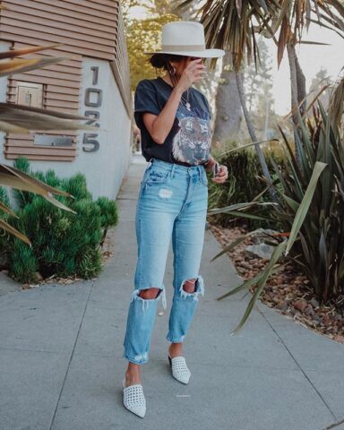 Ladies can wear t-shirt with mom jeans for a stylish look