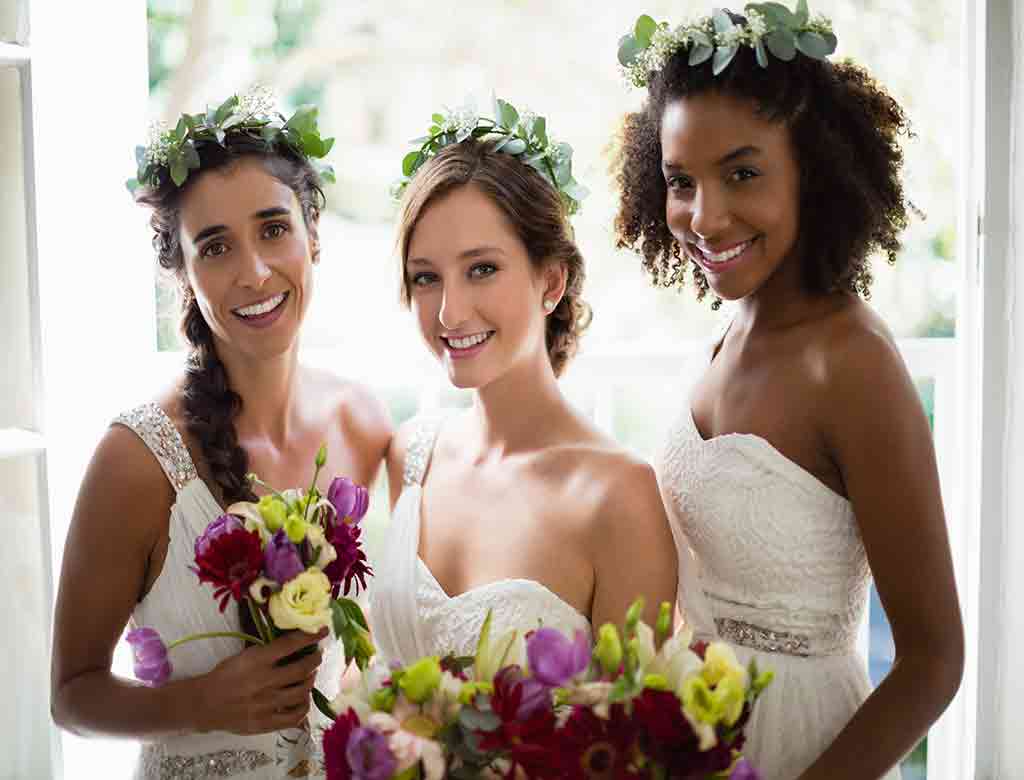 Seven ultimate bridesmaid duties - Bridesmaids posing for a picture